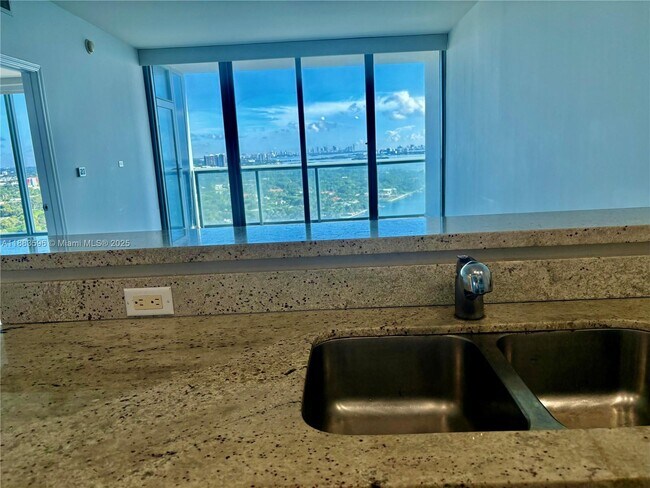 Foto del edificio - 601 NE 36th St