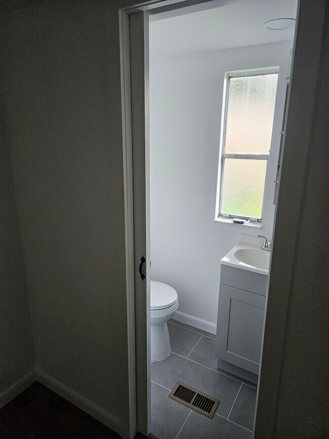 Baño recién renovado - 4221 Norcrest Ln