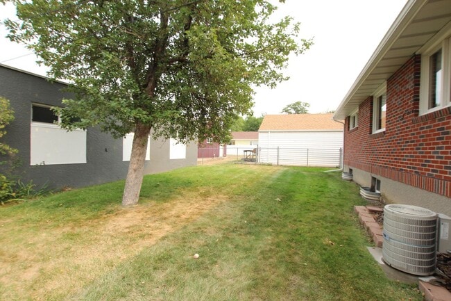 Building Photo - Beautiful Home near Benefis Hospital for L...