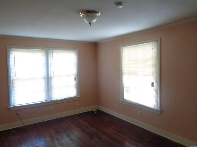 Building Photo - 920 S Elm St