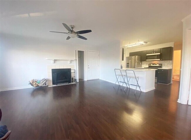 Foto del edificio - 1119 Sandy Ln Dr