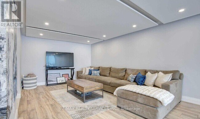 Building Photo - 350 Webb Dr