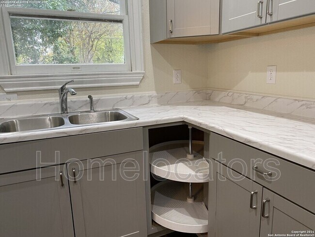 Building Photo - 809 Elmwood Dr