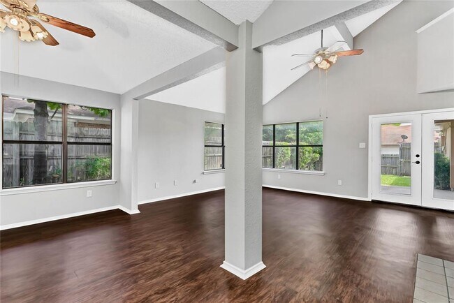 Foto del edificio - 10240 Hillhouse Ln