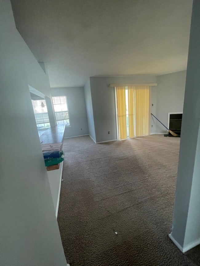 Building Photo - 2 bedroom condo in Newpointe Condos