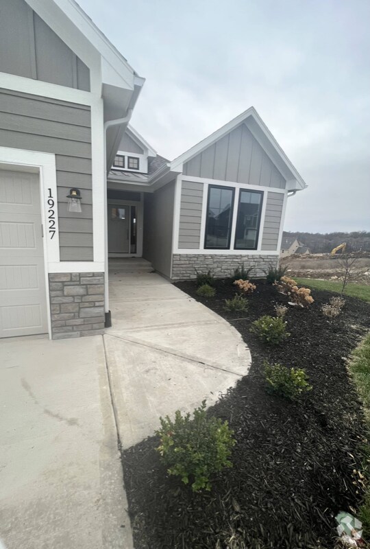 Fallbrook Apartments for Rent with Hardwood Floors Olathe, KS 1