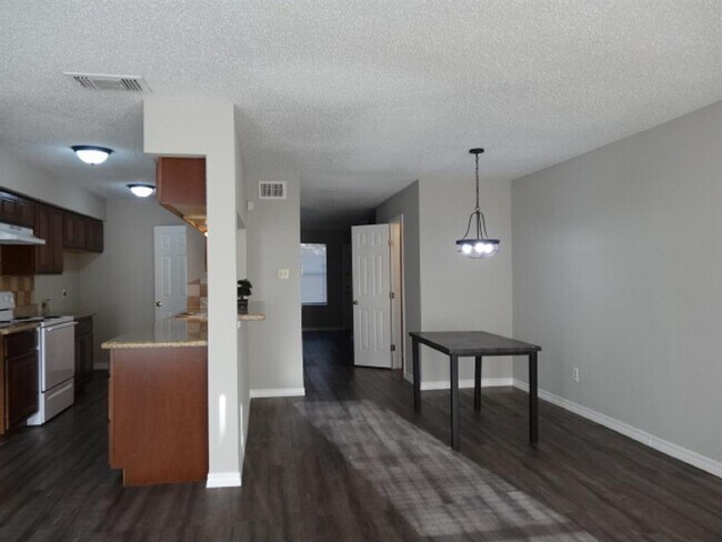 Foto del edificio - 15521 Weldon Dr