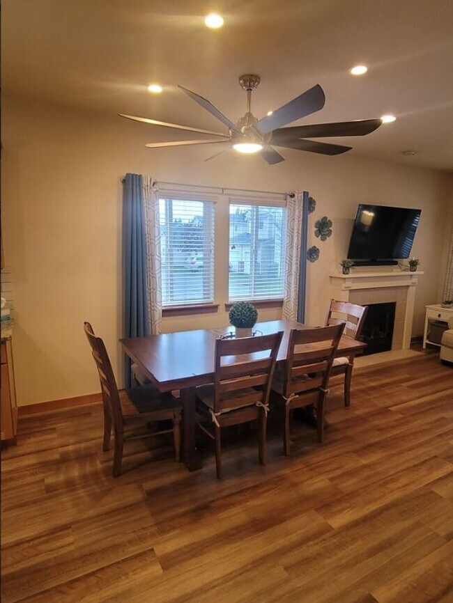 Building Photo - Milton townhome, a large end unit, 3 bedro...