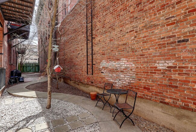 Private fenced courtyard - 755 Westminster St