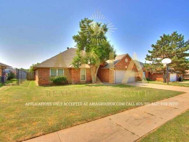 Building Photo - Four Bedroom 2 Bath Moore House Available ...