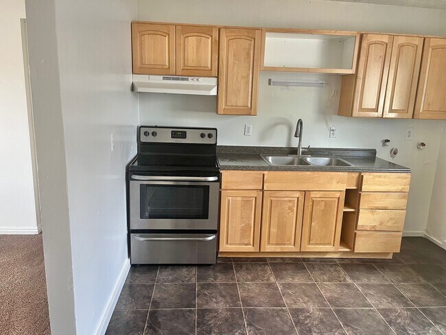 Building Photo - 610 S 200 E  4 Plex