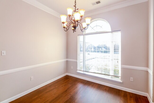 Foto del edificio - 2104 Eubanks Ln