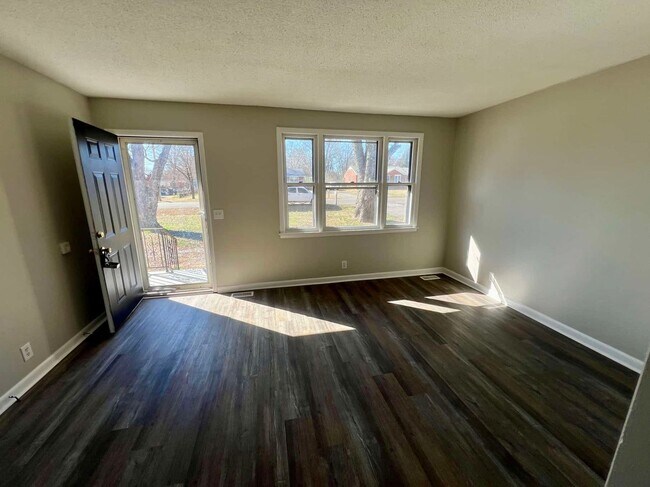 Building Photo - 3 Bed, 1.5 Bath in Murfreesboro, *Big Yard*