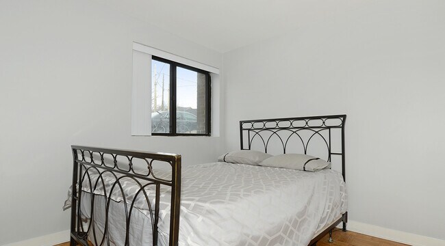 Building Photo - Pleasant Manor