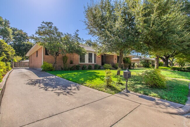 Building Photo - 5220 Lake Charles Dr