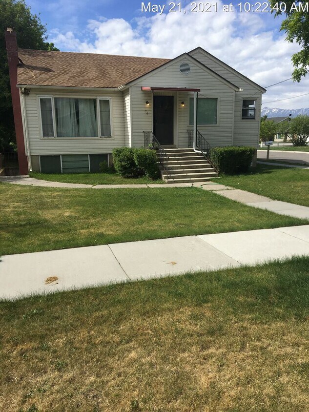 Foto principal - 2 br house, on corner lot! Available in December