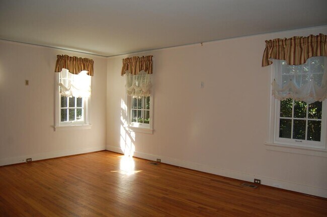 Building Photo - 1038 Holly Ln