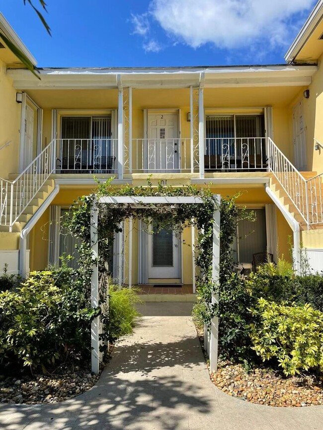 Building Photo - 101 N Lakeside Dr