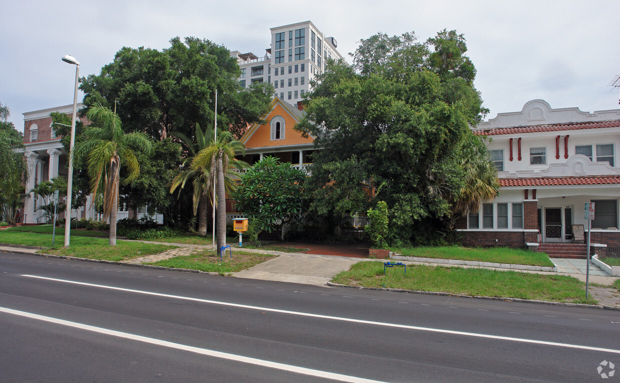 Primary Photo - 211 4th Ave N