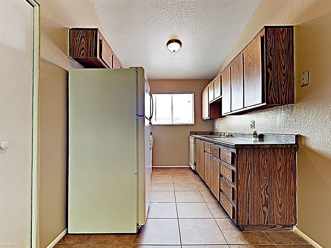 Primary Photo - 260 W 8th Ave