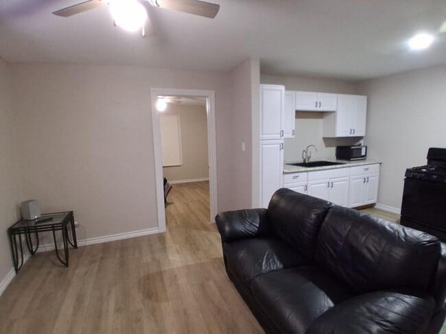 Building Photo - 521 Montagu Ave W