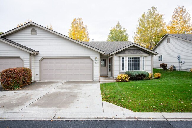 Foto del edificio - Centrally located Home with an Attached Garage