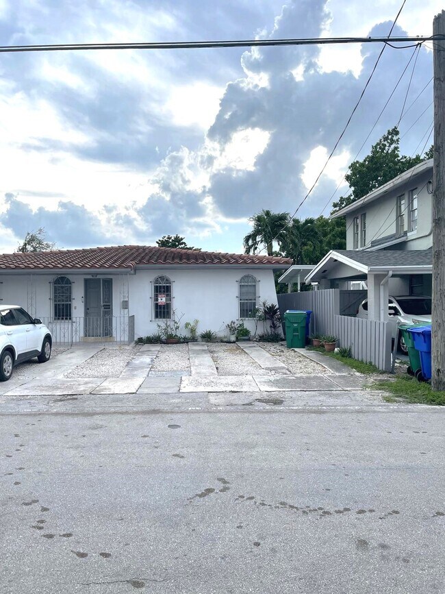 Building Photo - 728 NW 22nd Ct