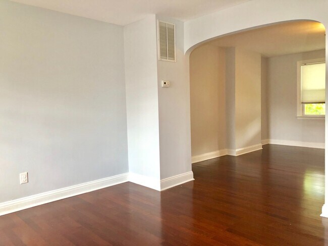 Building Photo - Updated 3 Bedroom Townhome ~ Lakeside/Edno...