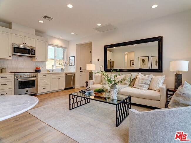 Foto del edificio - 817 N Sycamore Ave