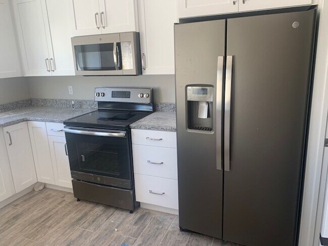 Foto del edificio - Gorgeous Townhome!  End Unit.