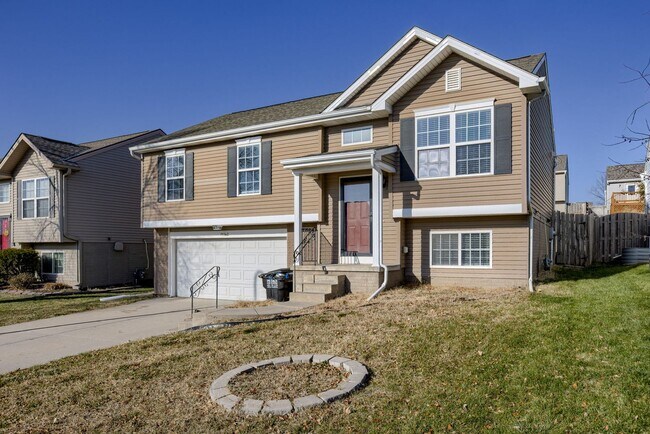 Building Photo - Warm & Welcoming 3 Bedroom Near 192nd & Q ...