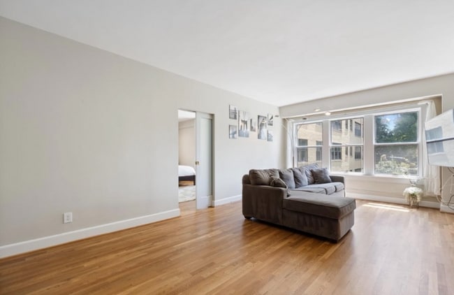 Foto del edificio - 3901 Cathedral Ave NW