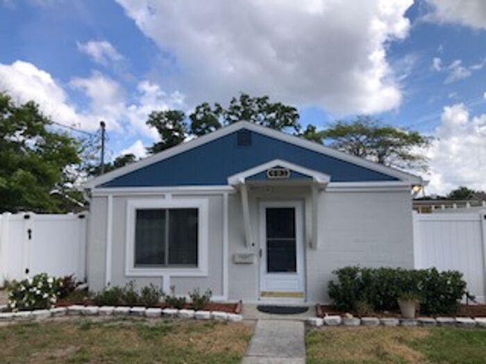 Primary Photo - Great 1 bdrm home with HUGE lot!!