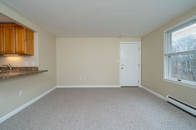 Living room / Kitchen - 158R Western Ave