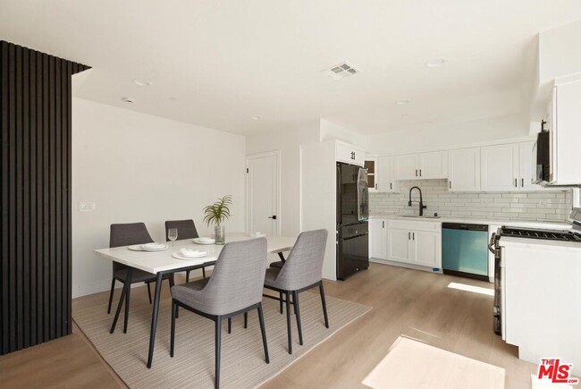Foto del edificio - 2700 Fletcher Dr