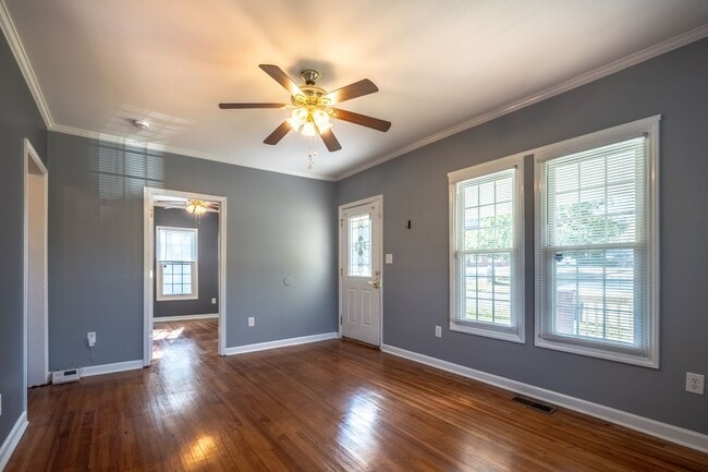 Building Photo - Cute home in Burlington with a fenced in b...