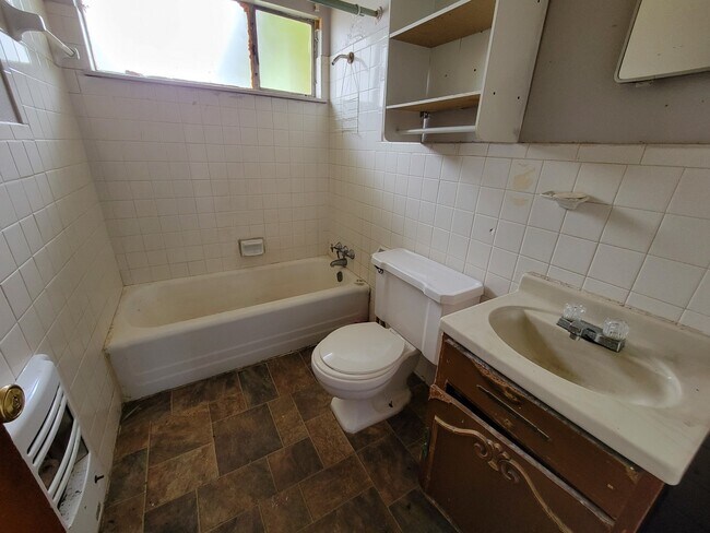 Building Photo - 4606 Rochester Dr