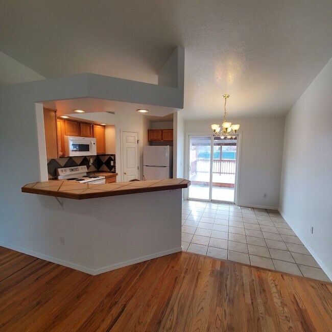 Foto del edificio - Charming West Boise Home with Spacious Yard and Modern. Prime Location!