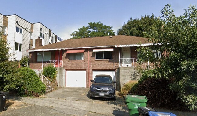 Building Photo - Large 2Bedroom 1Bathroom Duplex w/ Attache...