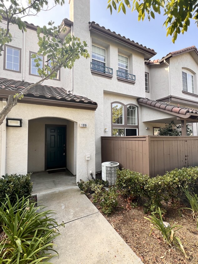 Primary Photo - 10118 Wateridge Cir