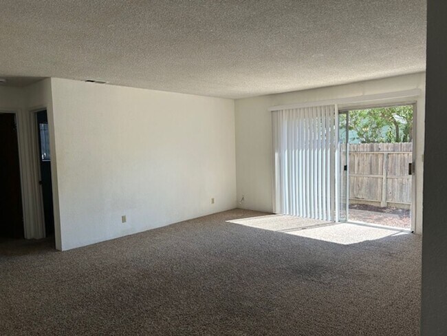 Foto del edificio - Large 2 bedroom 1.5 Bath Westside Duplex (...