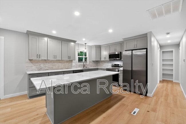 Building Photo - 409 Robinson Ave
