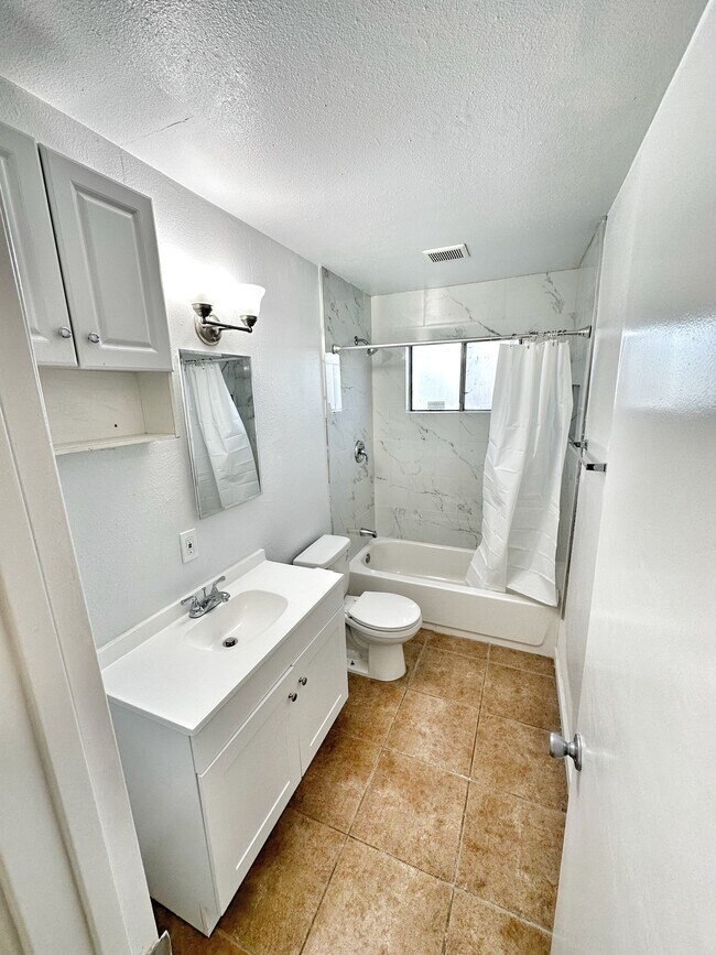 Building Photo - 2229 Peppermint Dr