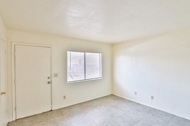 Building Photo - 533 S Olive