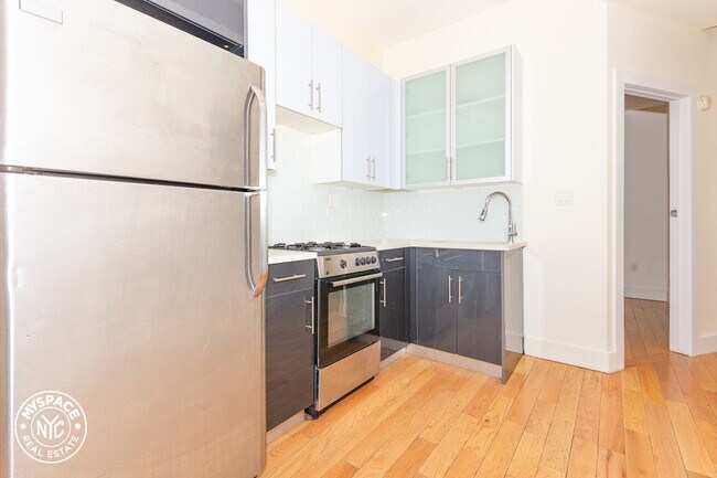 Building Photo - 136 Kingsland Ave