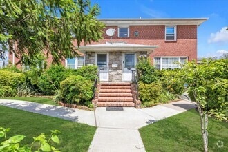 Building Photo - 260 Roslyn Rd