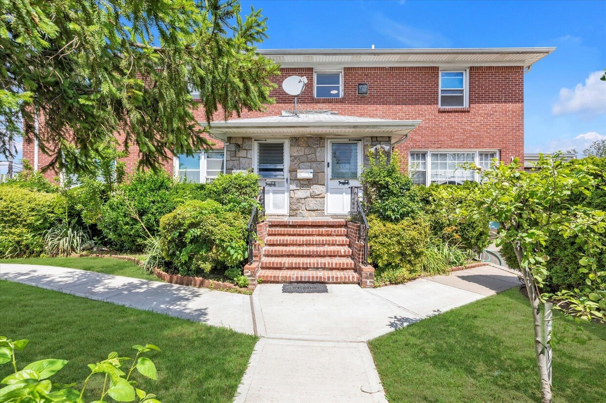 Primary Photo - 260 Roslyn Rd