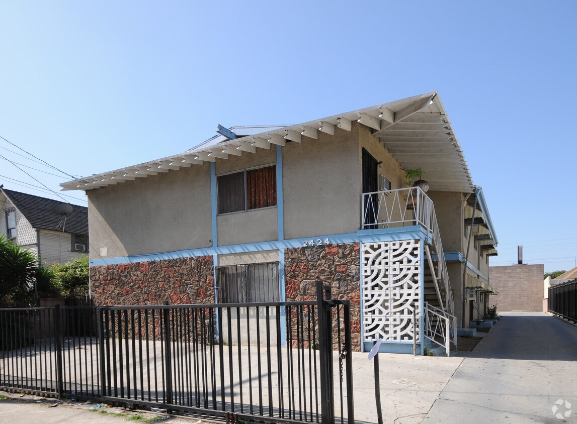 Foto principal - 2424 E 3rd St