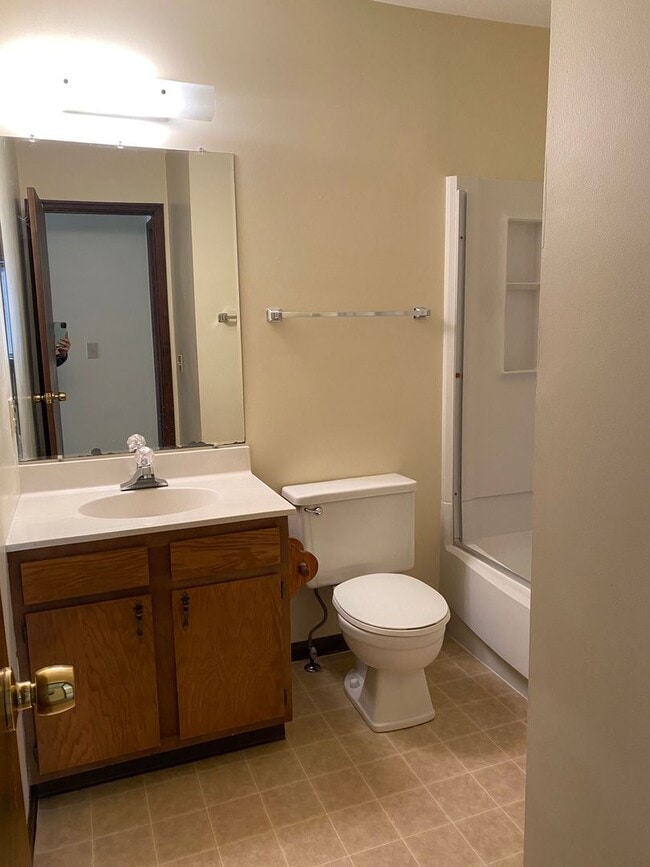 Building Photo - 2 Bed, 1 Bath Apartment