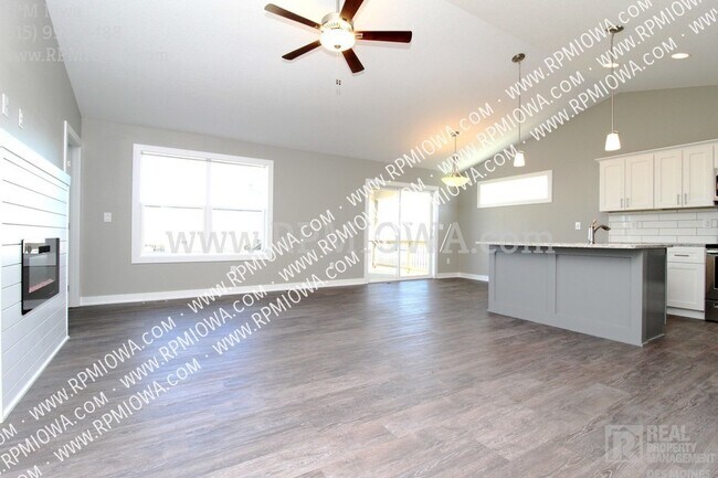 Building Photo - OPEN FLOOR PLAN!!  4 Bedroom, 3 Bath Home ...